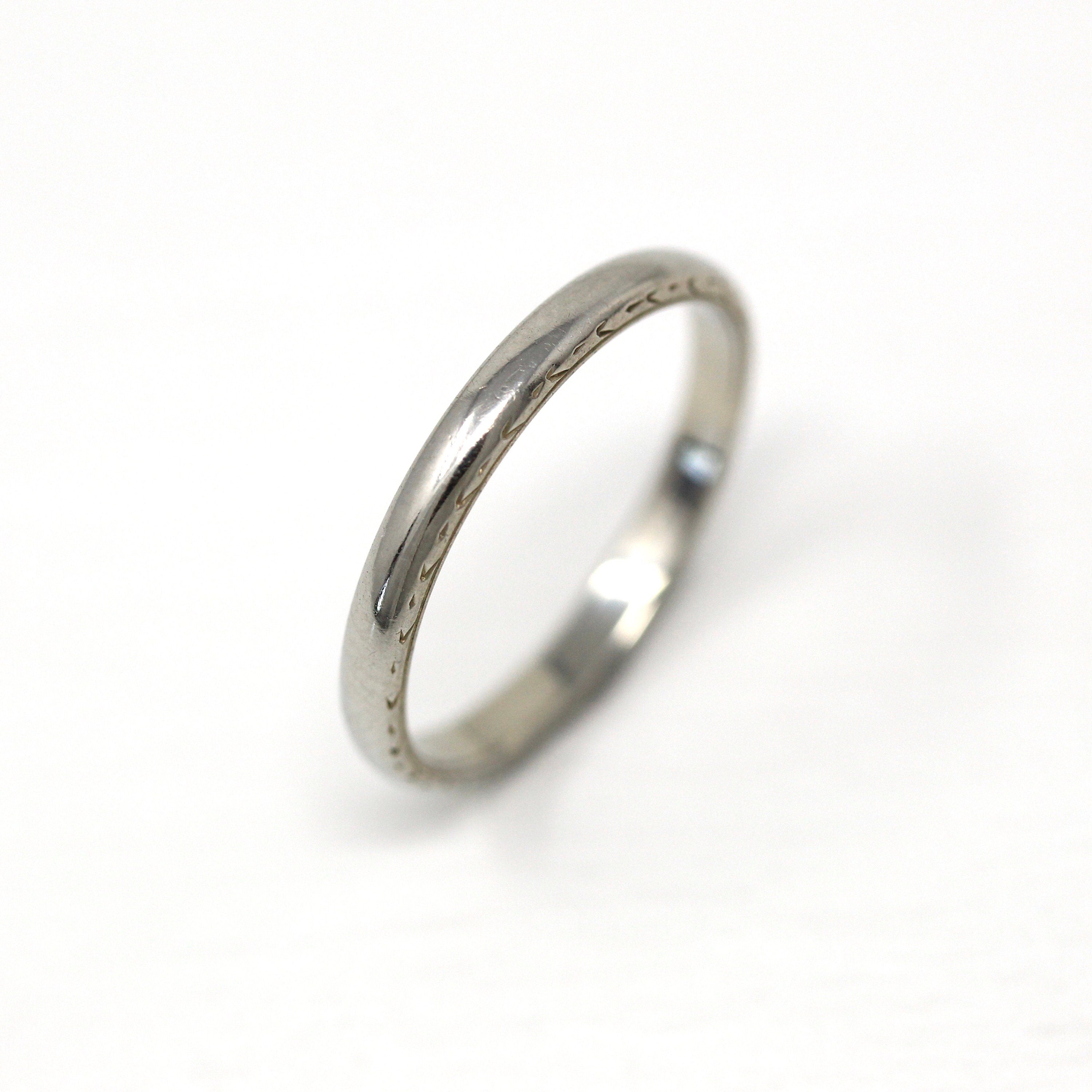 Antique Wedding Band - Art Deco 18k White Gold Engraved Designs Ring - Vintage Circa 1920s Era Size 5 1/2 Unisex Style Wedding Fine Jewelry