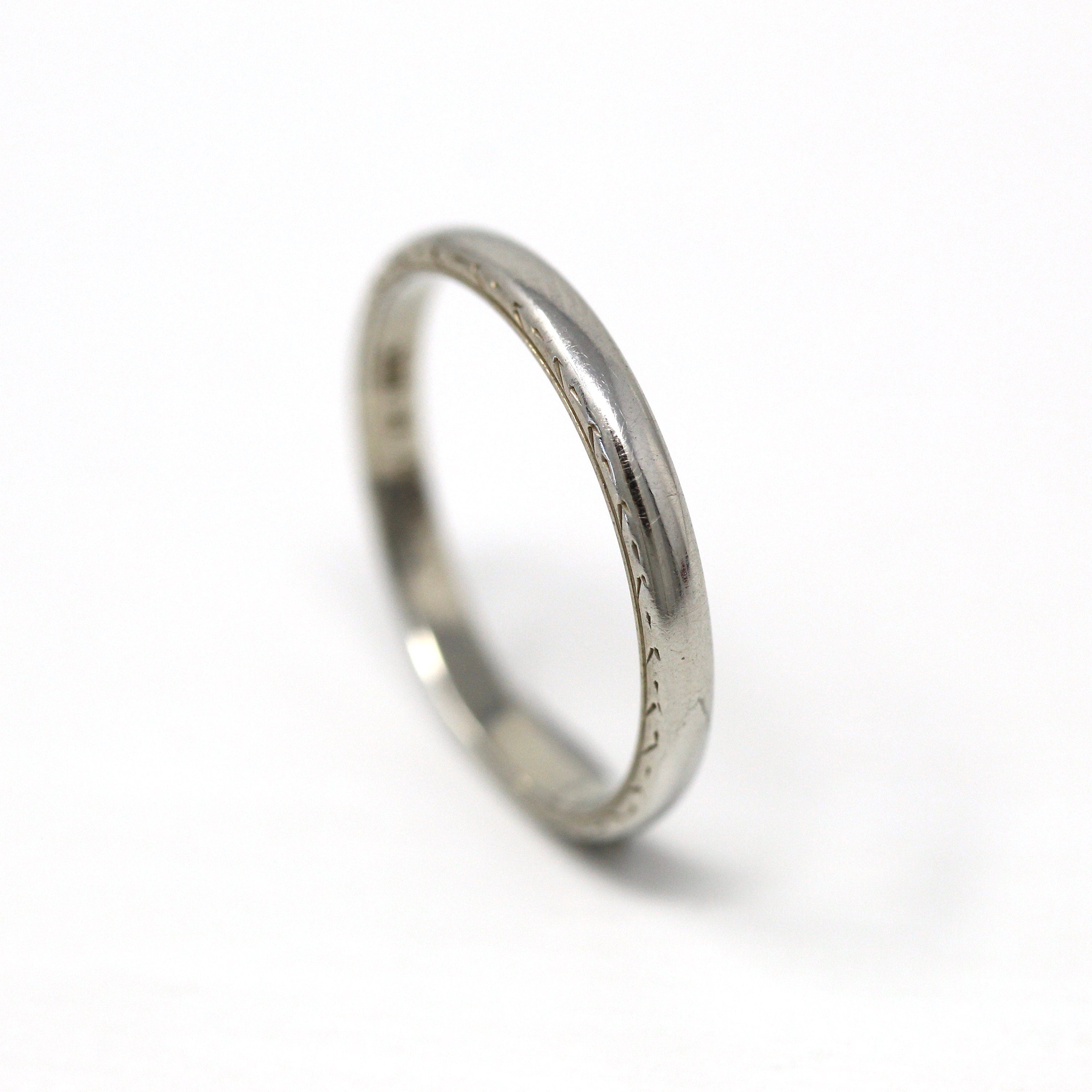 Antique Wedding Band - Art Deco 18k White Gold Engraved Designs Ring - Vintage Circa 1920s Era Size 5 1/2 Unisex Style Wedding Fine Jewelry