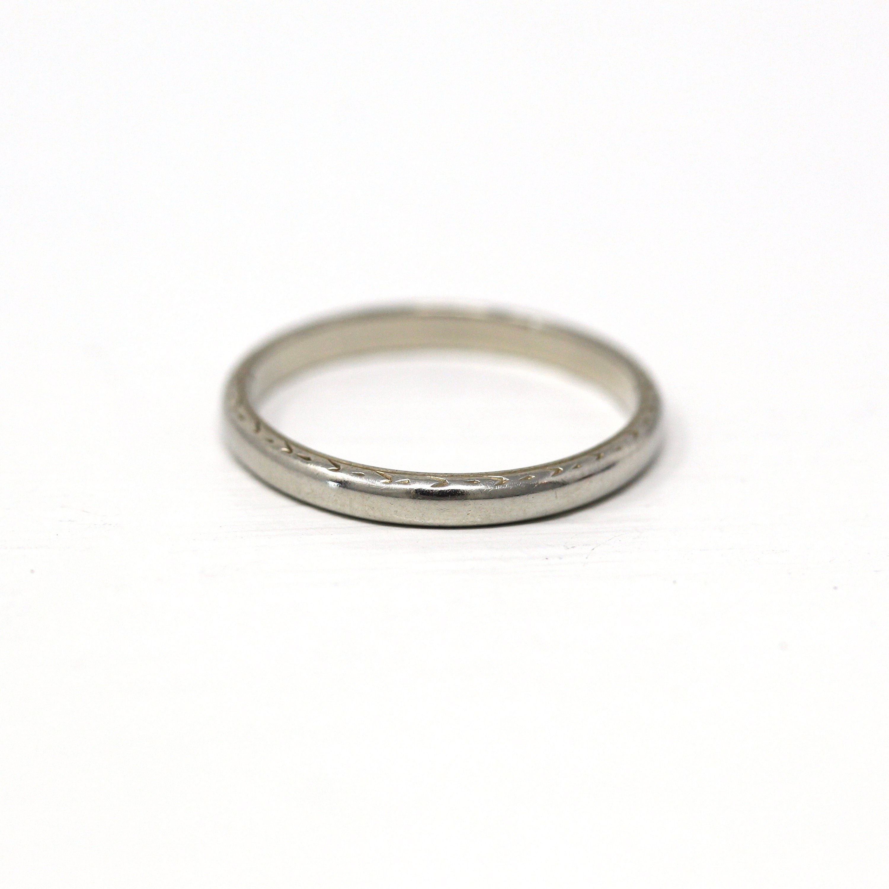 Antique Wedding Band - Art Deco 18k White Gold Engraved Designs Ring - Vintage Circa 1920s Era Size 5 1/2 Unisex Style Wedding Fine Jewelry
