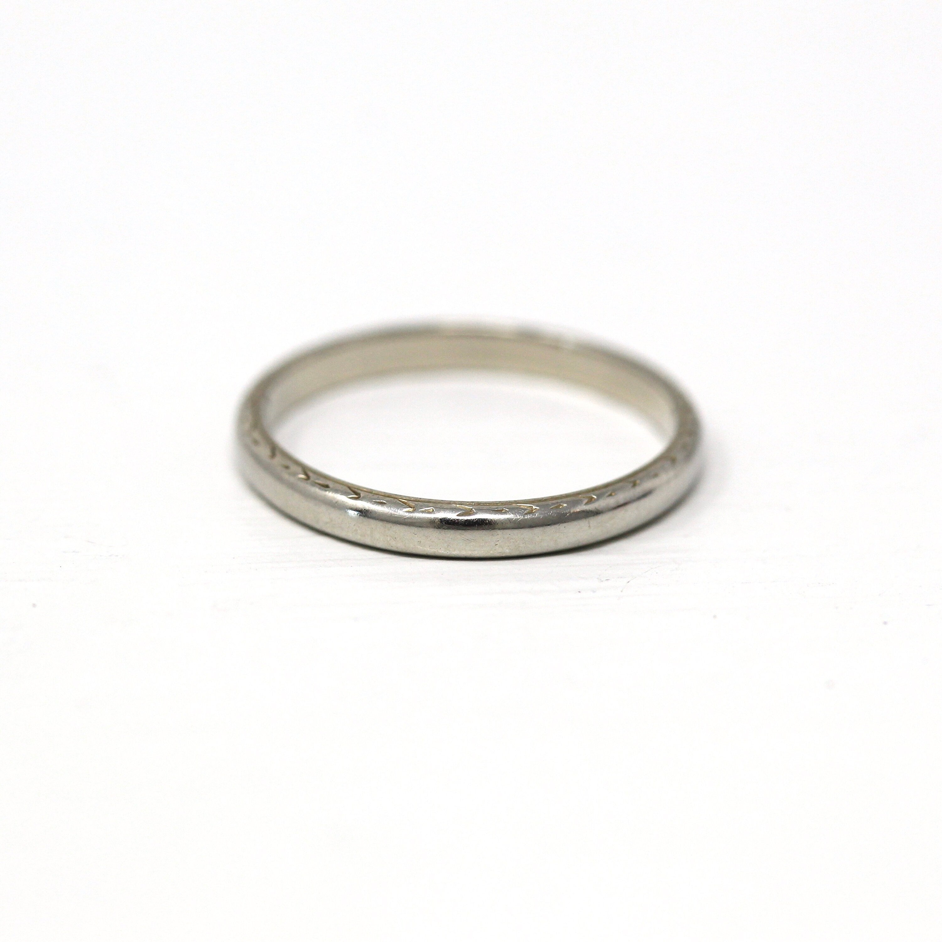 Antique Wedding Band - Art Deco 18k White Gold Engraved Designs Ring - Vintage Circa 1920s Era Size 5 1/2 Unisex Style Wedding Fine Jewelry