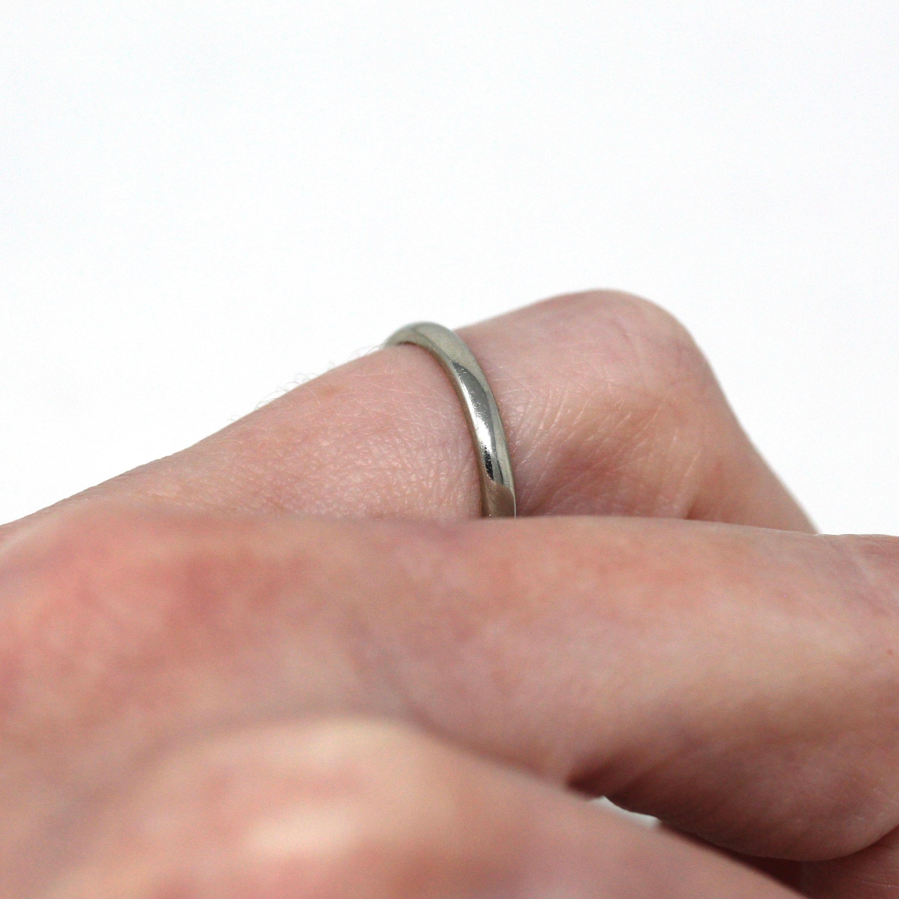 Antique Wedding Band - Art Deco 18k White Gold Engraved Designs Ring - Vintage Circa 1920s Era Size 5 1/2 Unisex Style Wedding Fine Jewelry