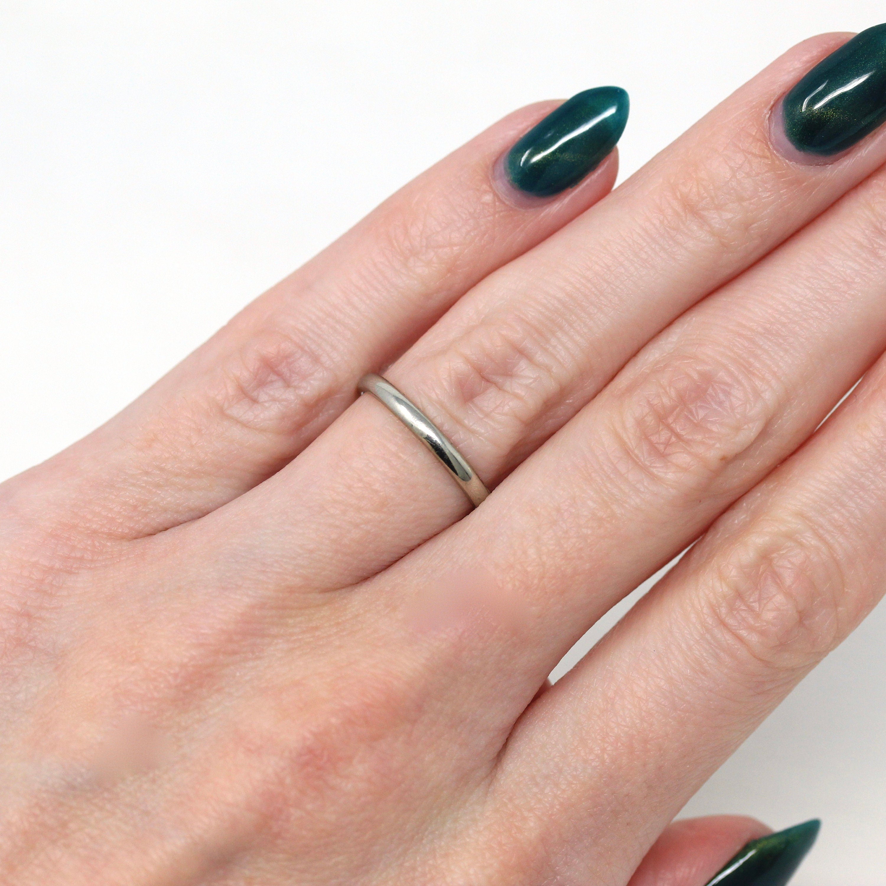 Antique Wedding Band - Art Deco 18k White Gold Engraved Designs Ring - Vintage Circa 1920s Era Size 5 1/2 Unisex Style Wedding Fine Jewelry