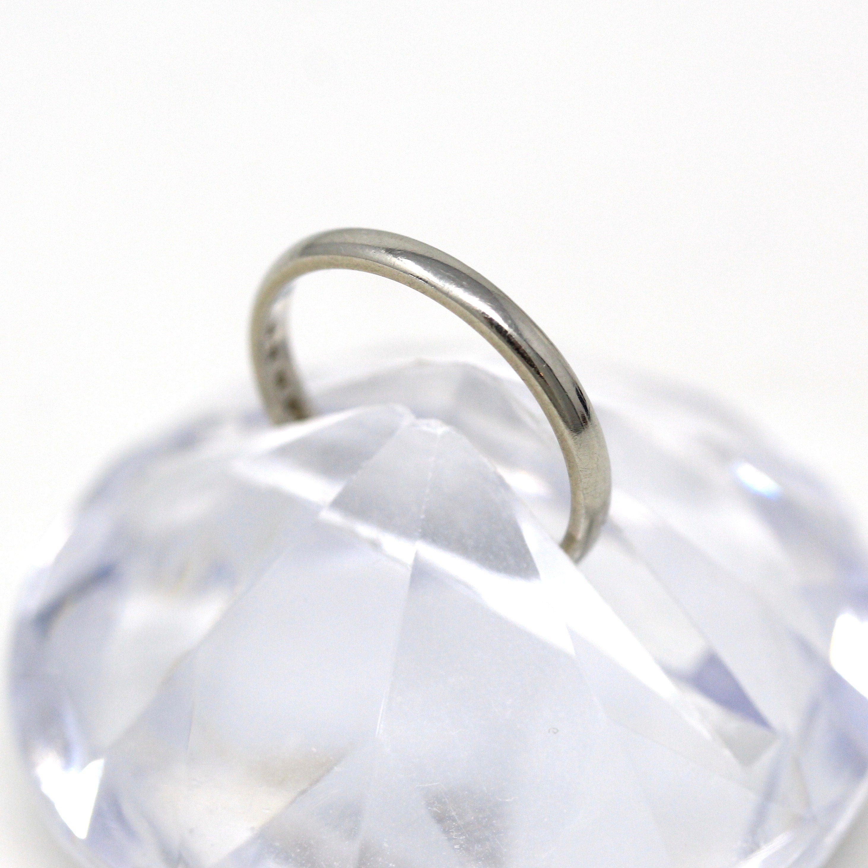 Antique Wedding Band - Art Deco 18k White Gold Engraved Designs Ring - Vintage Circa 1920s Era Size 5 1/2 Unisex Style Wedding Fine Jewelry