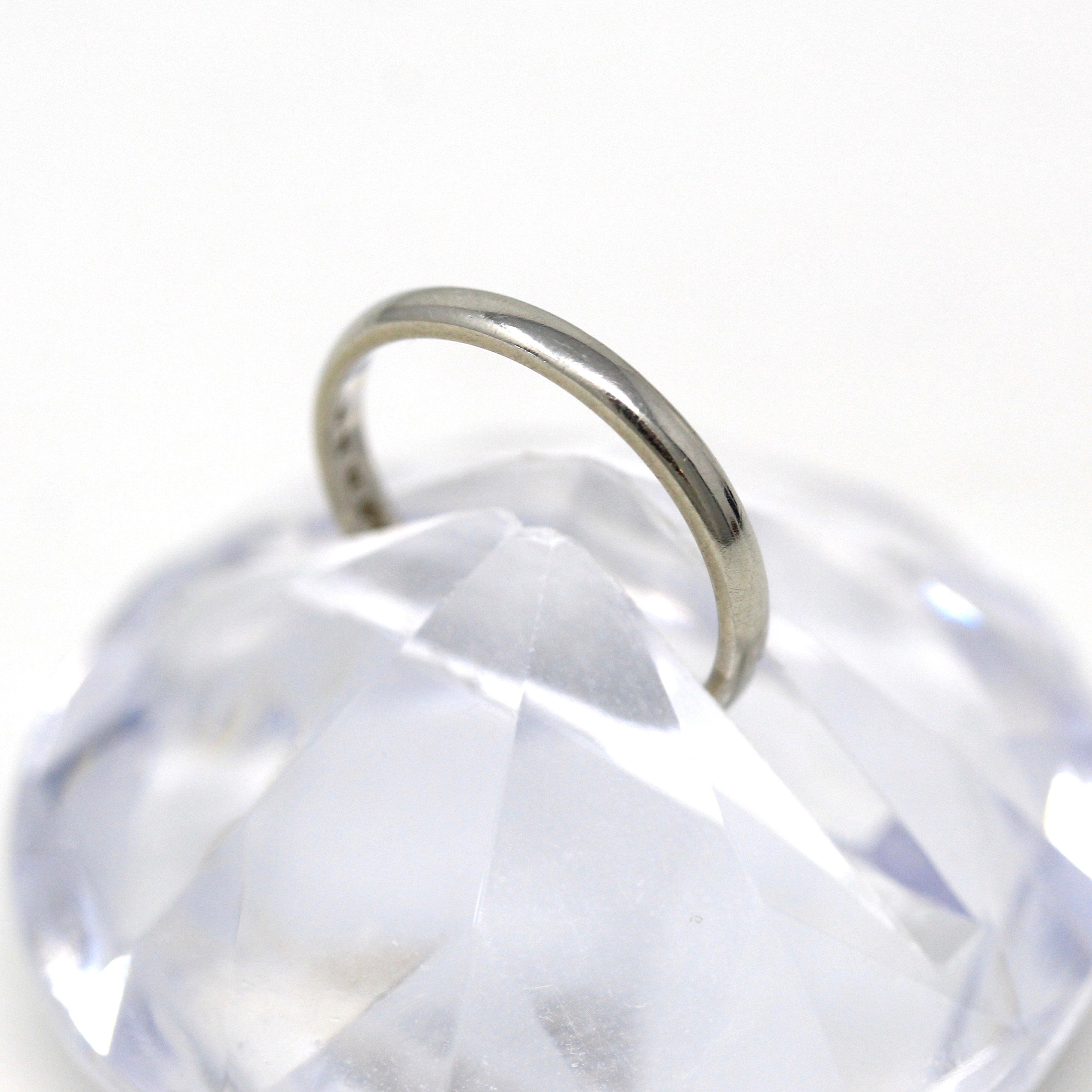 Antique Wedding Band - Art Deco 18k White Gold Engraved Designs Ring - Vintage Circa 1920s Era Size 5 1/2 Unisex Style Wedding Fine Jewelry