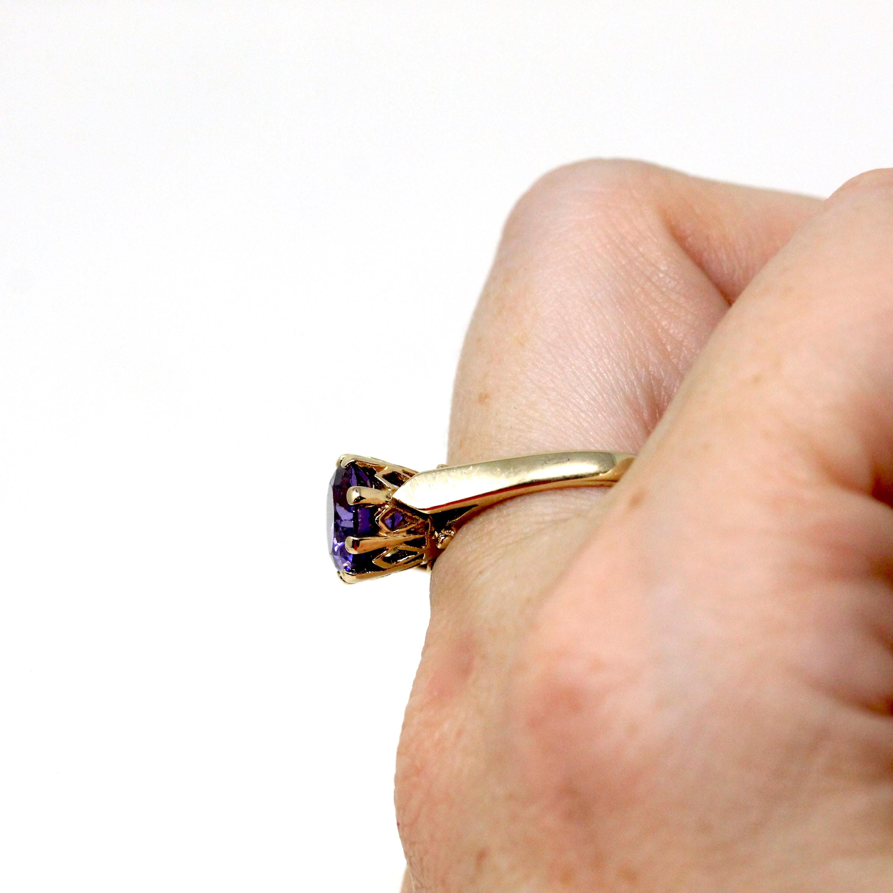 Modern Solitaire Ring - Estate 9k Yellow Gold Round Faceted Purple CZ Gemstone Basket Setting - Size 6 3/4 Fine Cubic Zirconia Y2K Jewelry