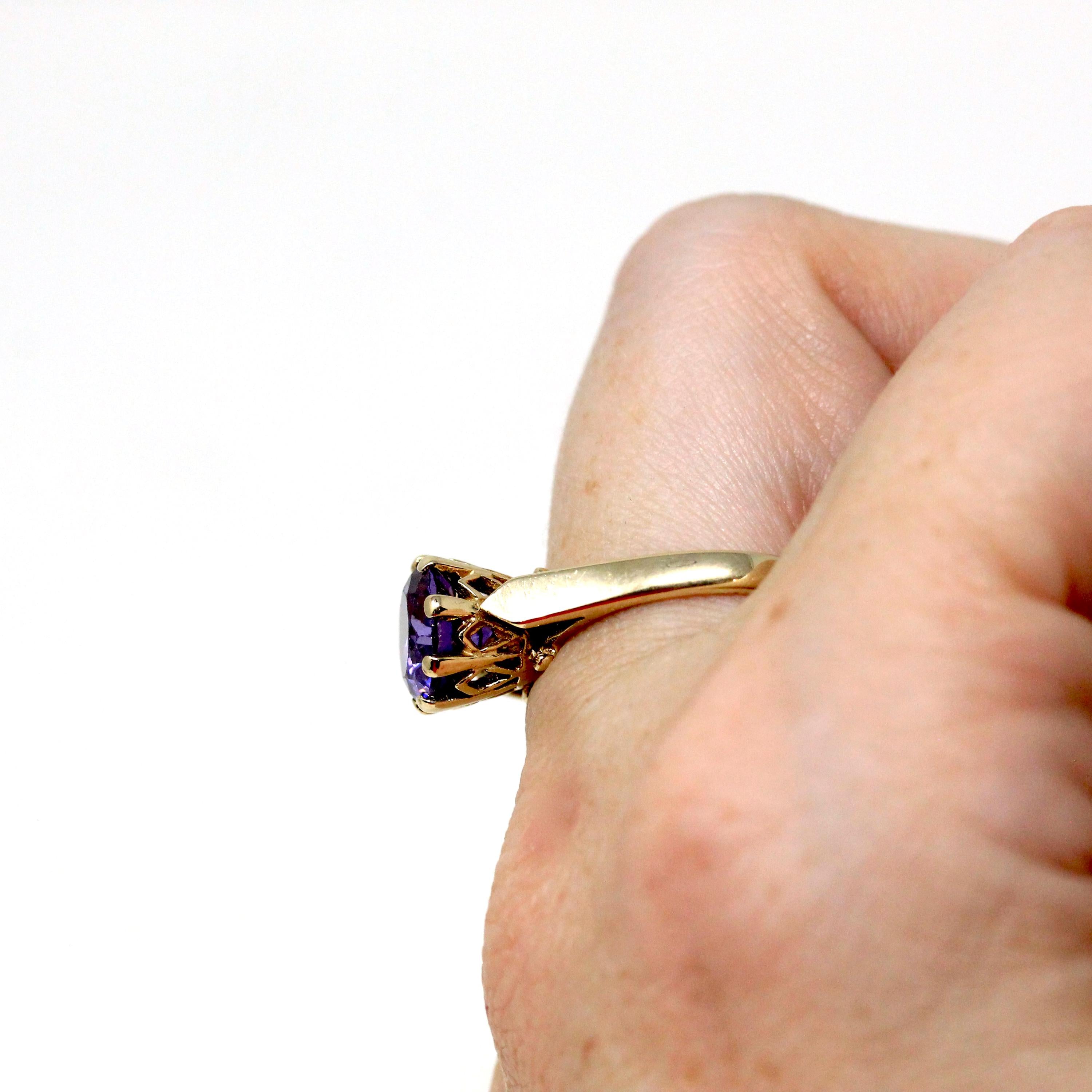 Modern Solitaire Ring - Estate 9k Yellow Gold Round Faceted Purple CZ Gemstone Basket Setting - Size 6 3/4 Fine Cubic Zirconia Y2K Jewelry