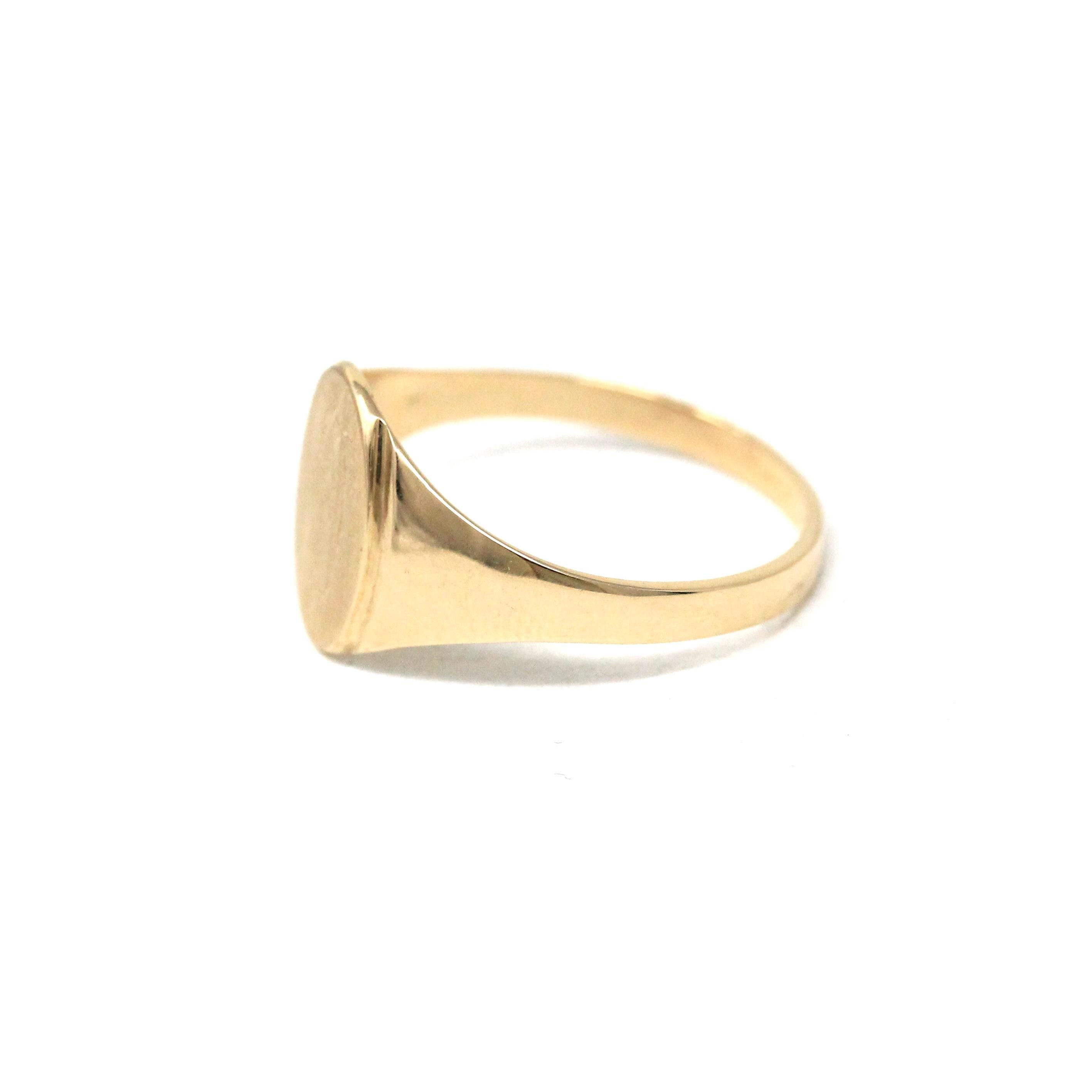 Letter "D" Signet Ring - 14k Yellow Gold Oval - Modern Circa 2000's Era Size 6 1/4 Engraved Initials Letters Minimalist Simple Fine Jewelry