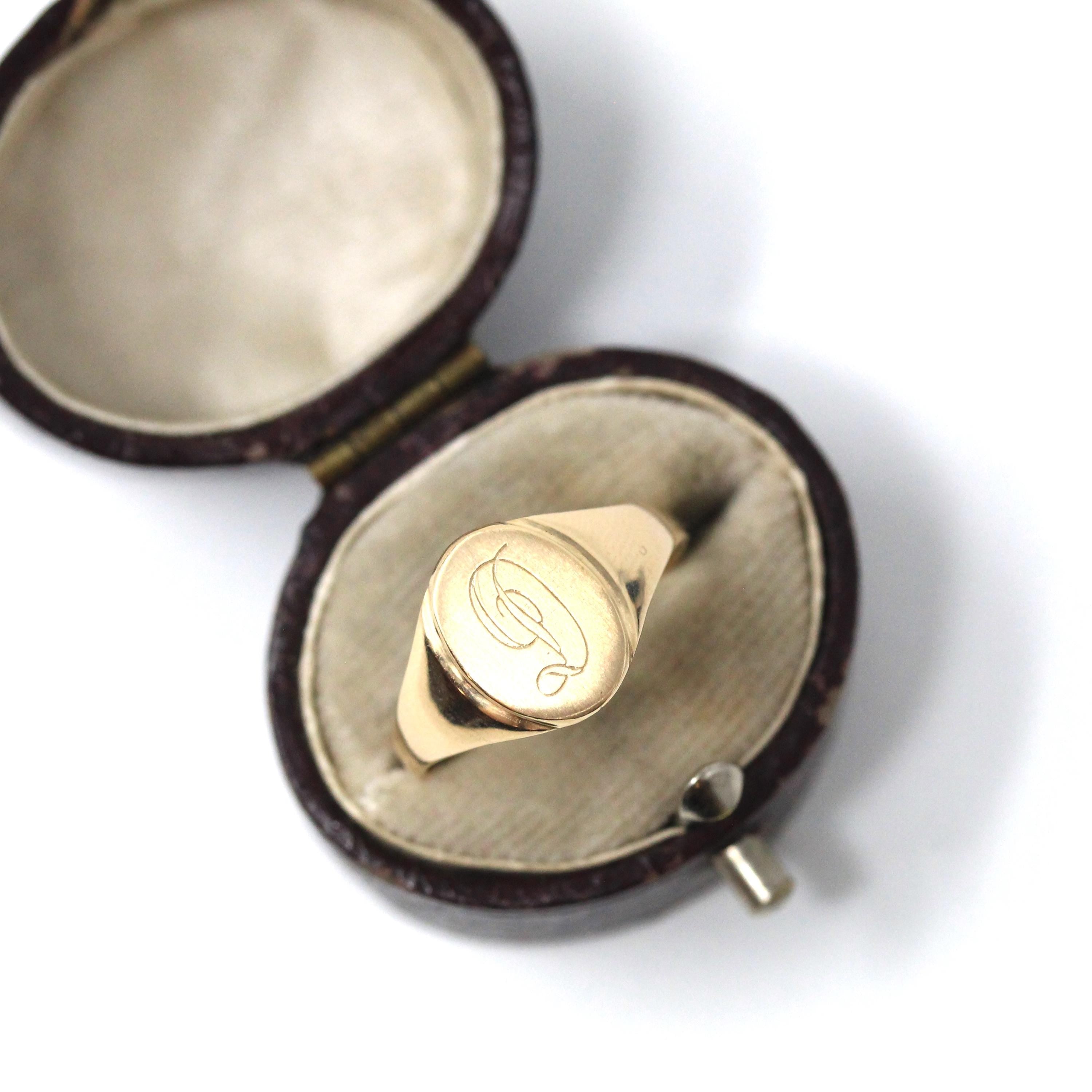 Letter "D" Signet Ring - 14k Yellow Gold Oval - Modern Circa 2000's Era Size 6 1/4 Engraved Initials Letters Minimalist Simple Fine Jewelry