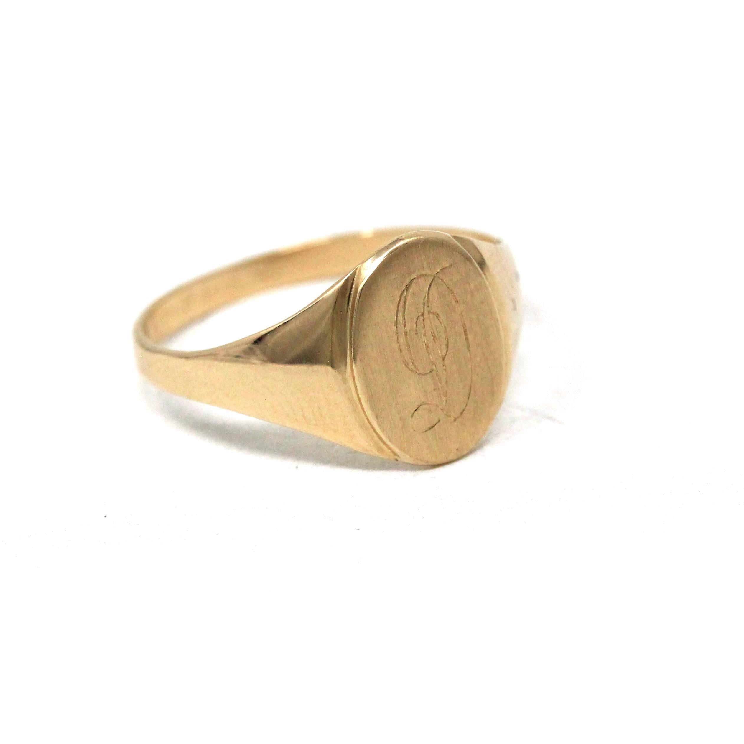 Letter "D" Signet Ring - 14k Yellow Gold Oval - Modern Circa 2000's Era Size 6 1/4 Engraved Initials Letters Minimalist Simple Fine Jewelry