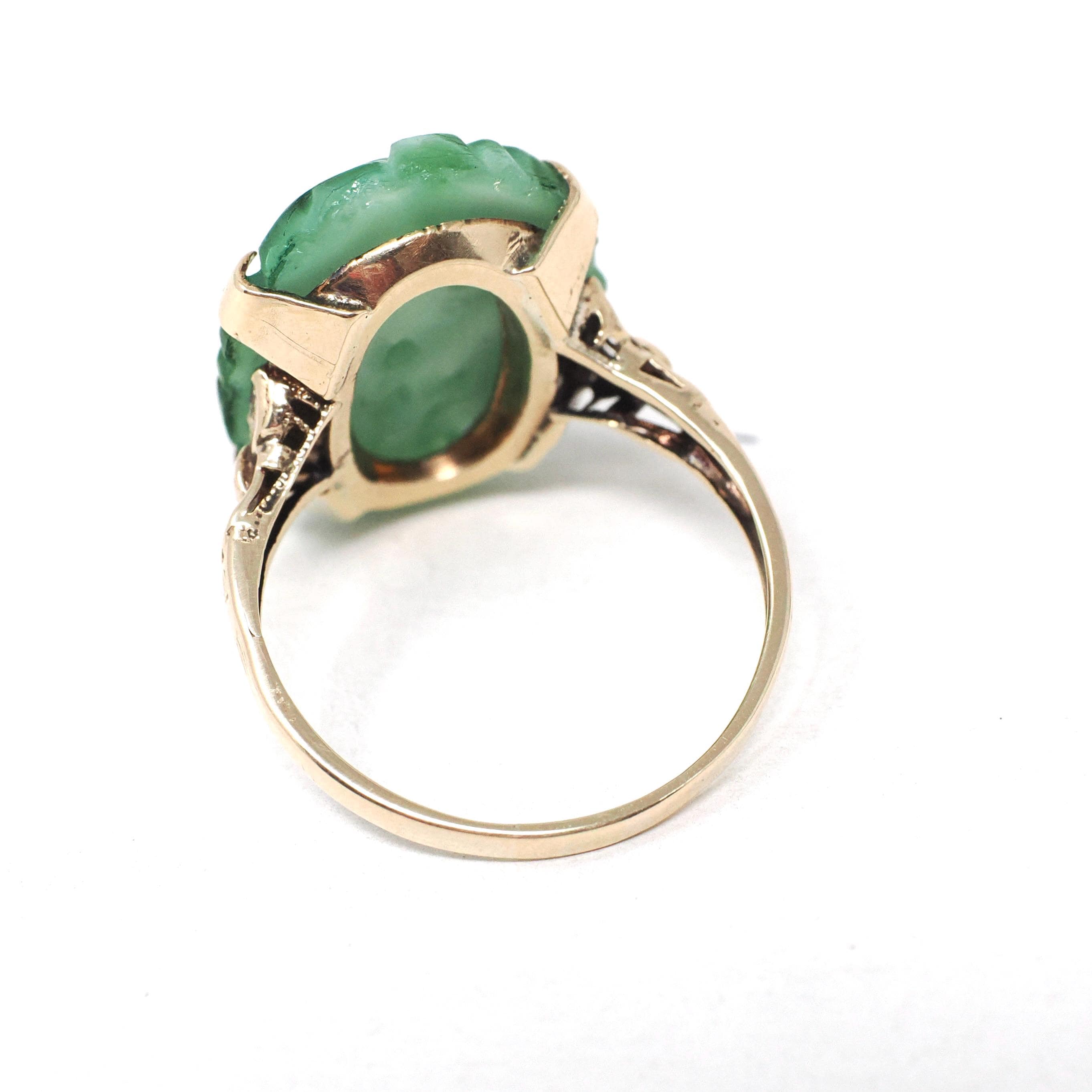 Art Deco Ring - Retro 10k Yellow Gold Carved Mottled Green Glass Oval Stone - Vintage Circa 1940s Era Size 7 3/4 Statement Fine 40s Jewelry