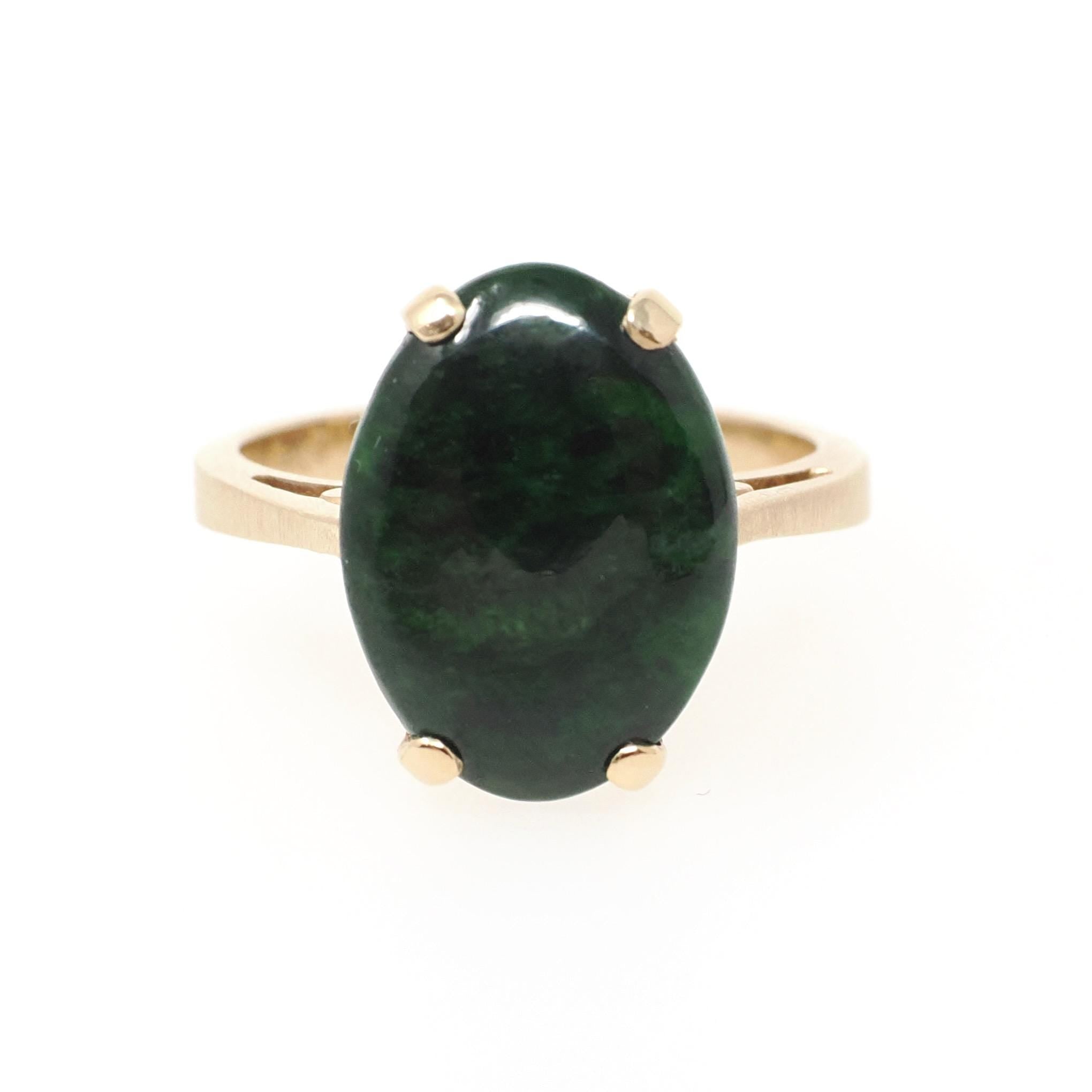 Maw Sit-Sit Ring - Estate 14k Yellow Gold Oval Dark Mottled Green Prong Solitaire - Contemporary Circa 1990s Size 6 Statement Fine Jewelry