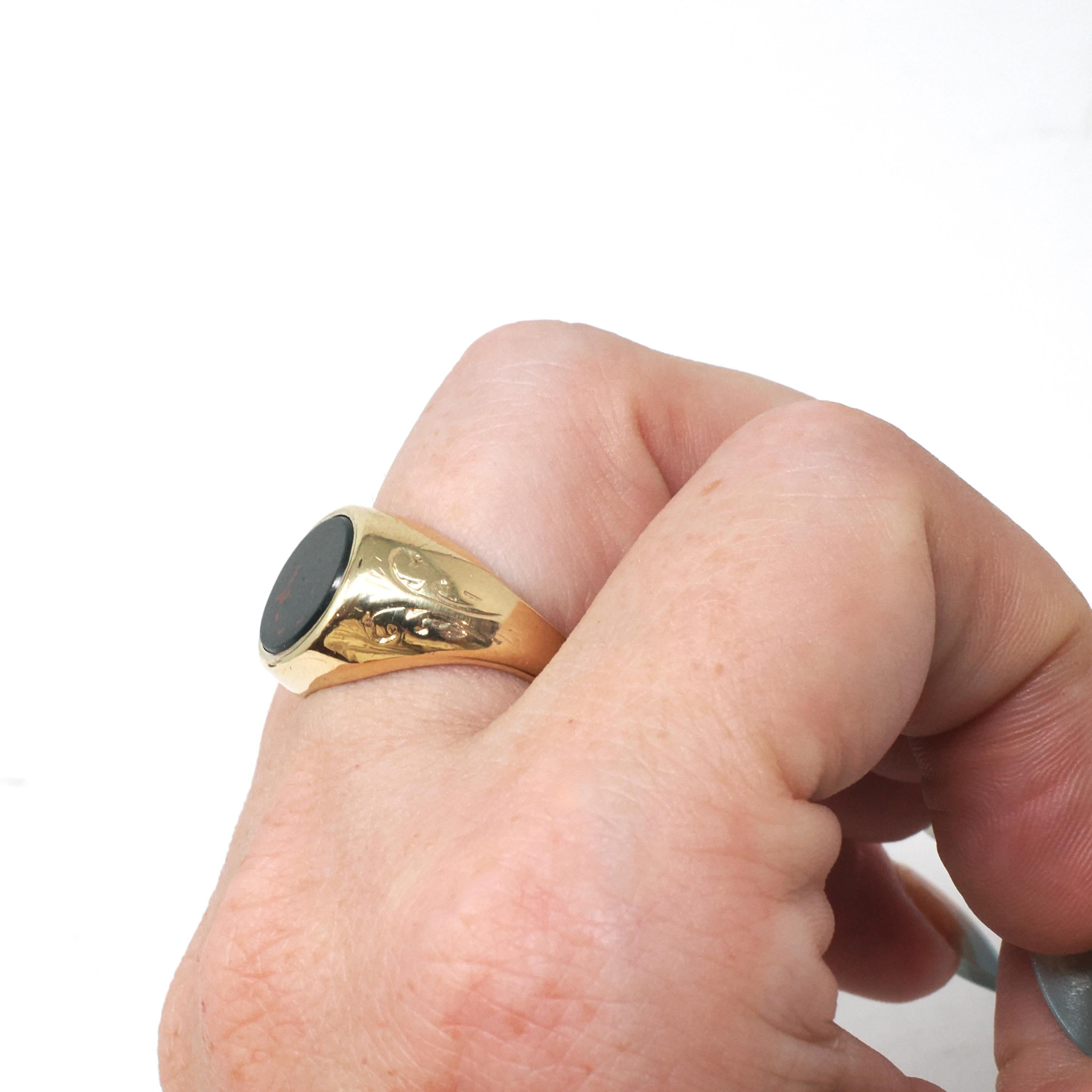Vintage Bloodstone Signet Ring - 9k Yellow Gold Dark Green Red Oval Gemstone - Hallmarked 1968 Size 6 Heliotrope Unisex Fine Pinky Jewelry