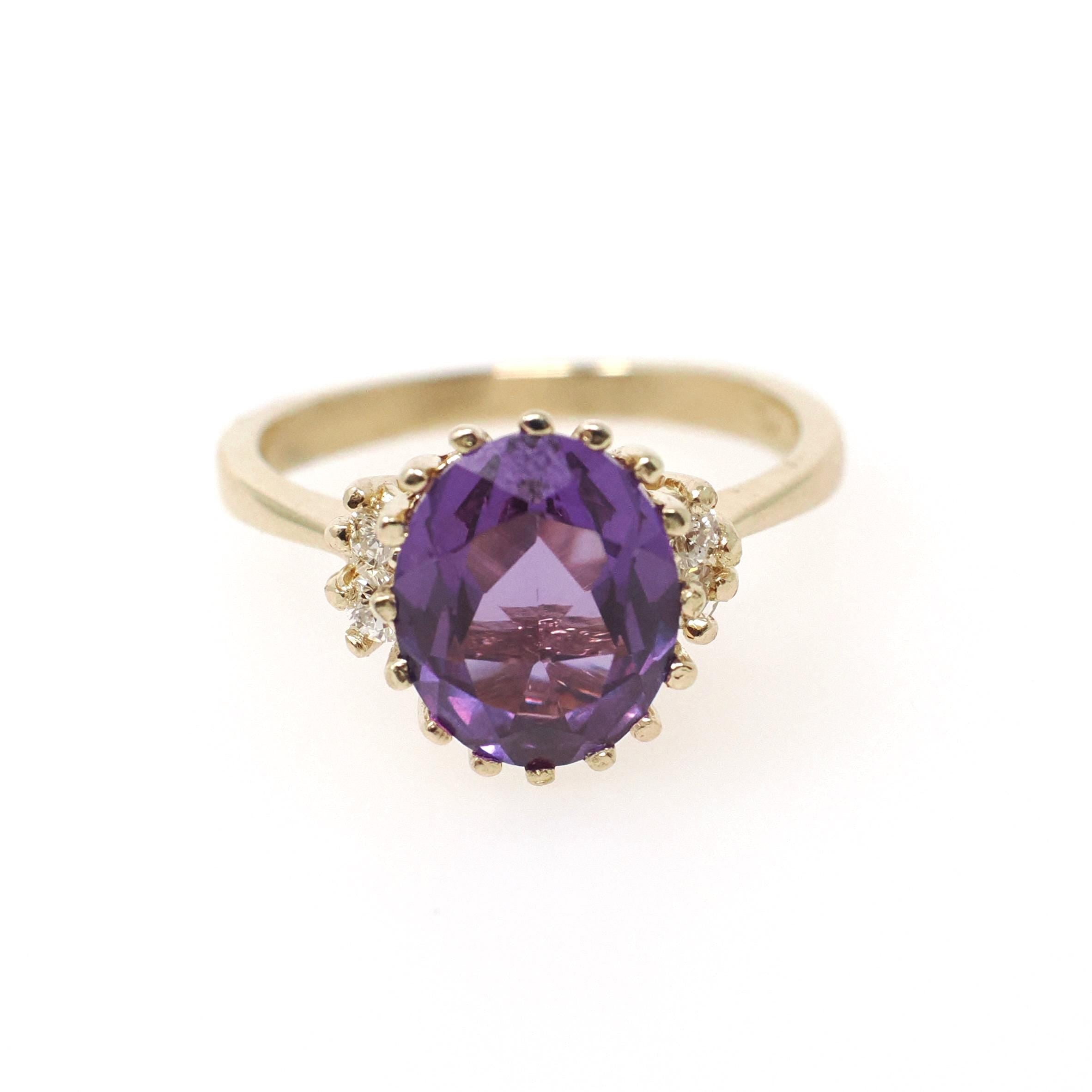 Created Color Change Sapphire Ring - Contemporary 14k Yellow Purple Gem & .12 CTW Diamond Accents - Circa 1990s Era Size 6 1/4 Fine Jewelry