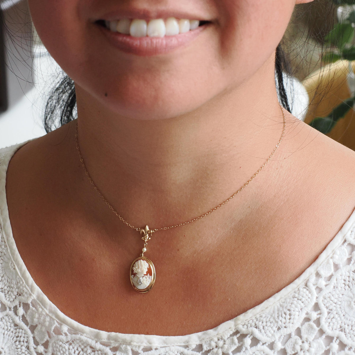 Vintage Cameo Necklace - Retro 10k Yellow Gold Oval Carved Shell Diamond Habillé Fleur De Lis - Circa 1940s Era Statement Fine 40s Jewelry