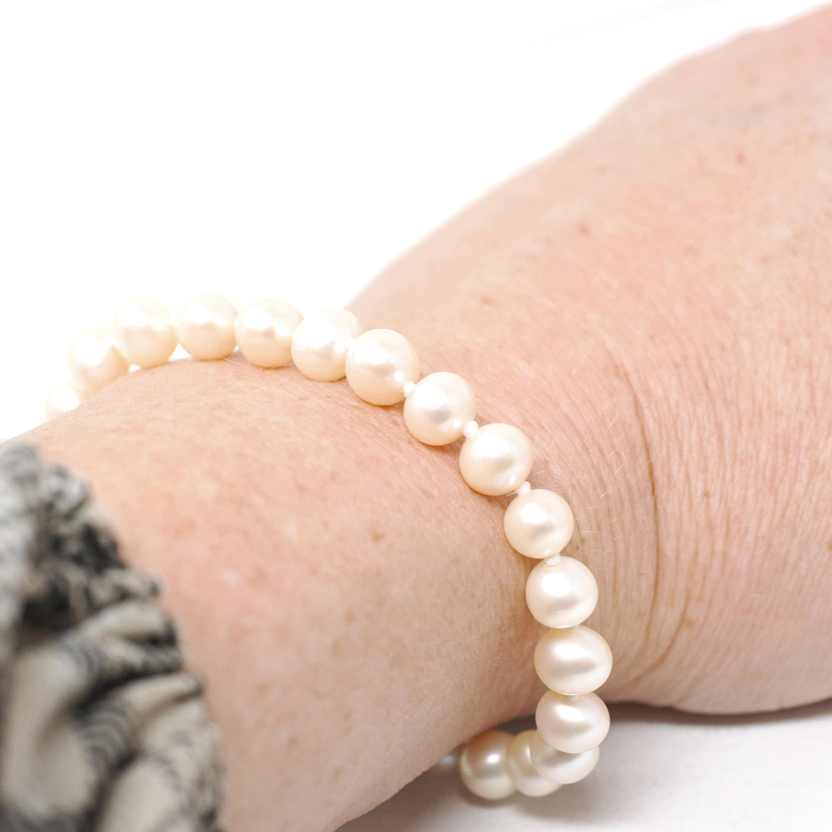Cultured Pearl Bracelet - Contemporary 14k Yellow Gold 6.25 MM Organic Gem Knotted Strand - Circa 1990s Era Fashion Accessory Fine Jewelry