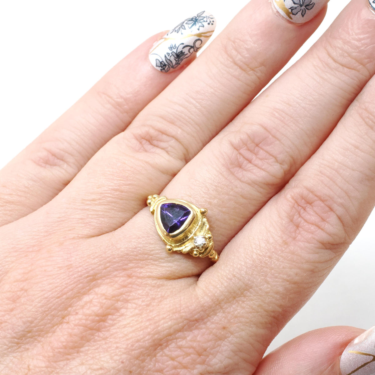 Amethyst & Diamond Ring - Contemporary 18k Yellow Gold Purple 1.00 CT Trillion Gem - Circa 2000s Size 6 1/4 February Birthstone Fine Jewelry
