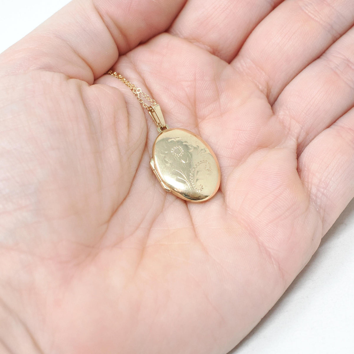 Flower Photo Locket - Contemporary 10k Yellow Gold Oval Pendant Necklace - Circa 2000s Era Paisley Design Photograph Keepsake Fine Jewelry
