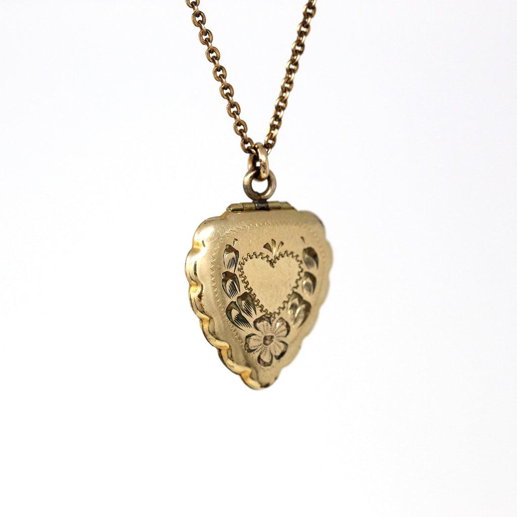 Vintage Heart Locket - Retro Gold Filled Scalloped Design Flower Pendant Necklace - Circa 1940s Era Keepsake Original Photograph 40s Jewelry