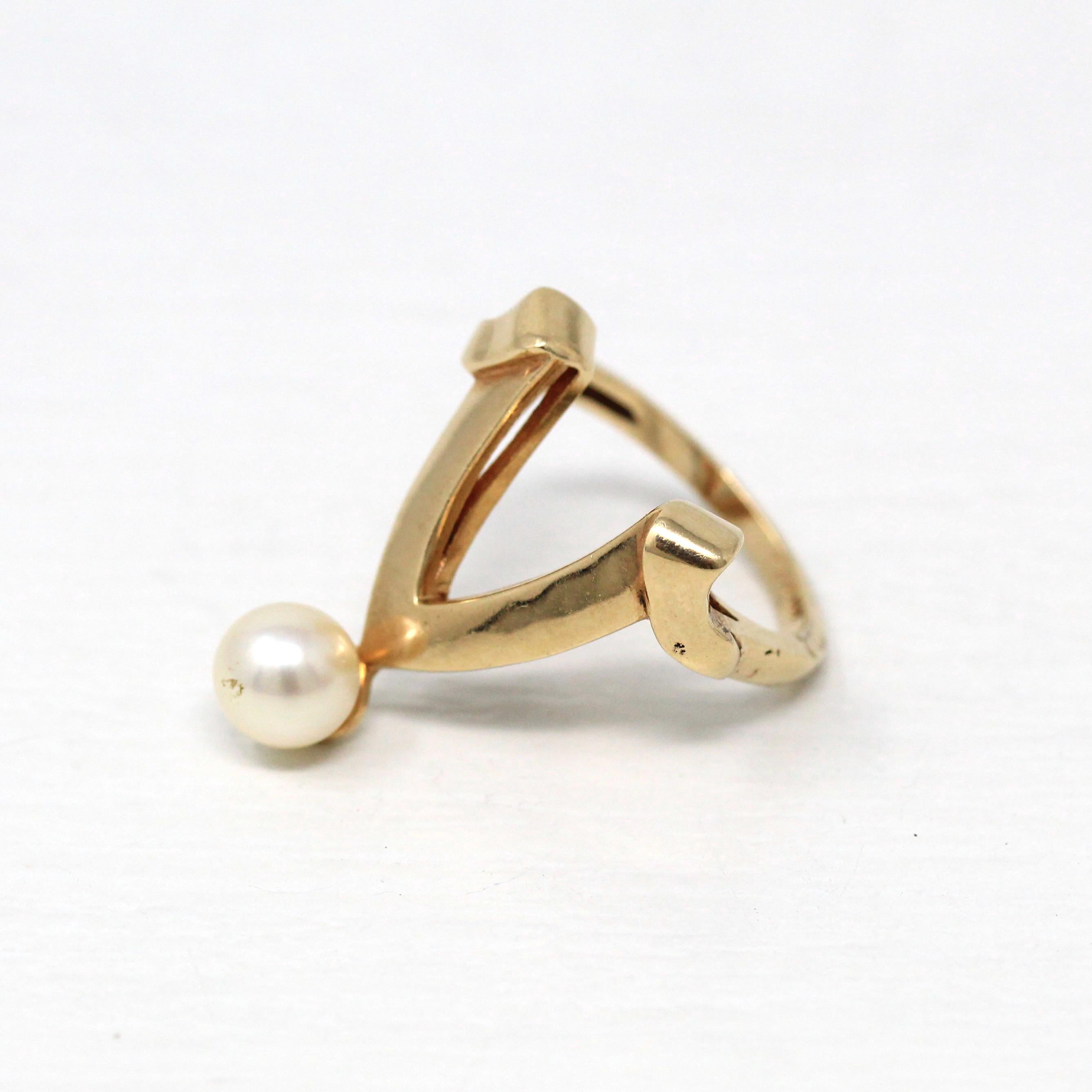 Retro Chevron Band - Vintage 10k Yellow Gold 'V' Style Cultured