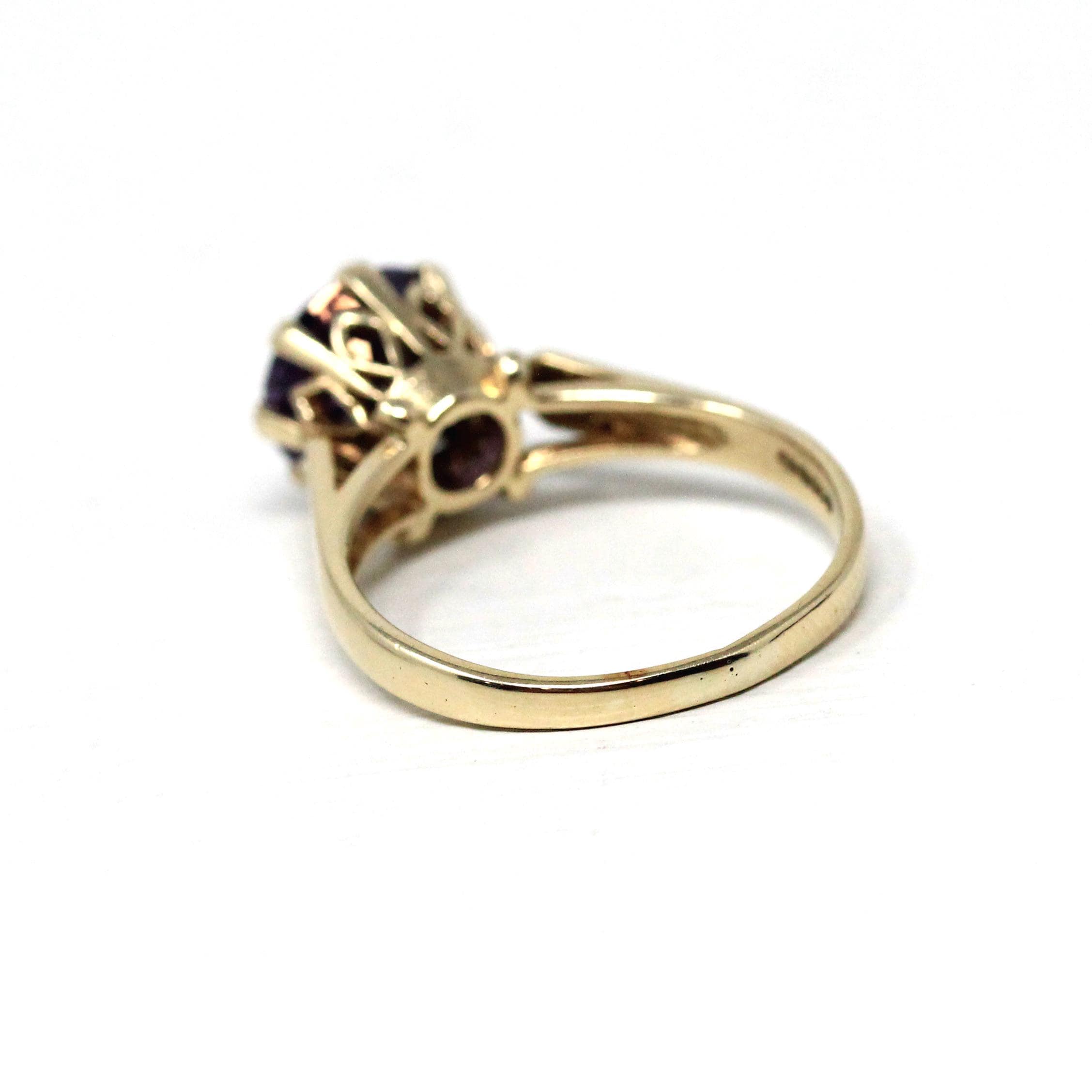 Modern Solitaire Ring - Estate 9k Yellow Gold Round Faceted Purple CZ Gemstone Basket Setting - Size 6 3/4 Fine Cubic Zirconia Y2K Jewelry