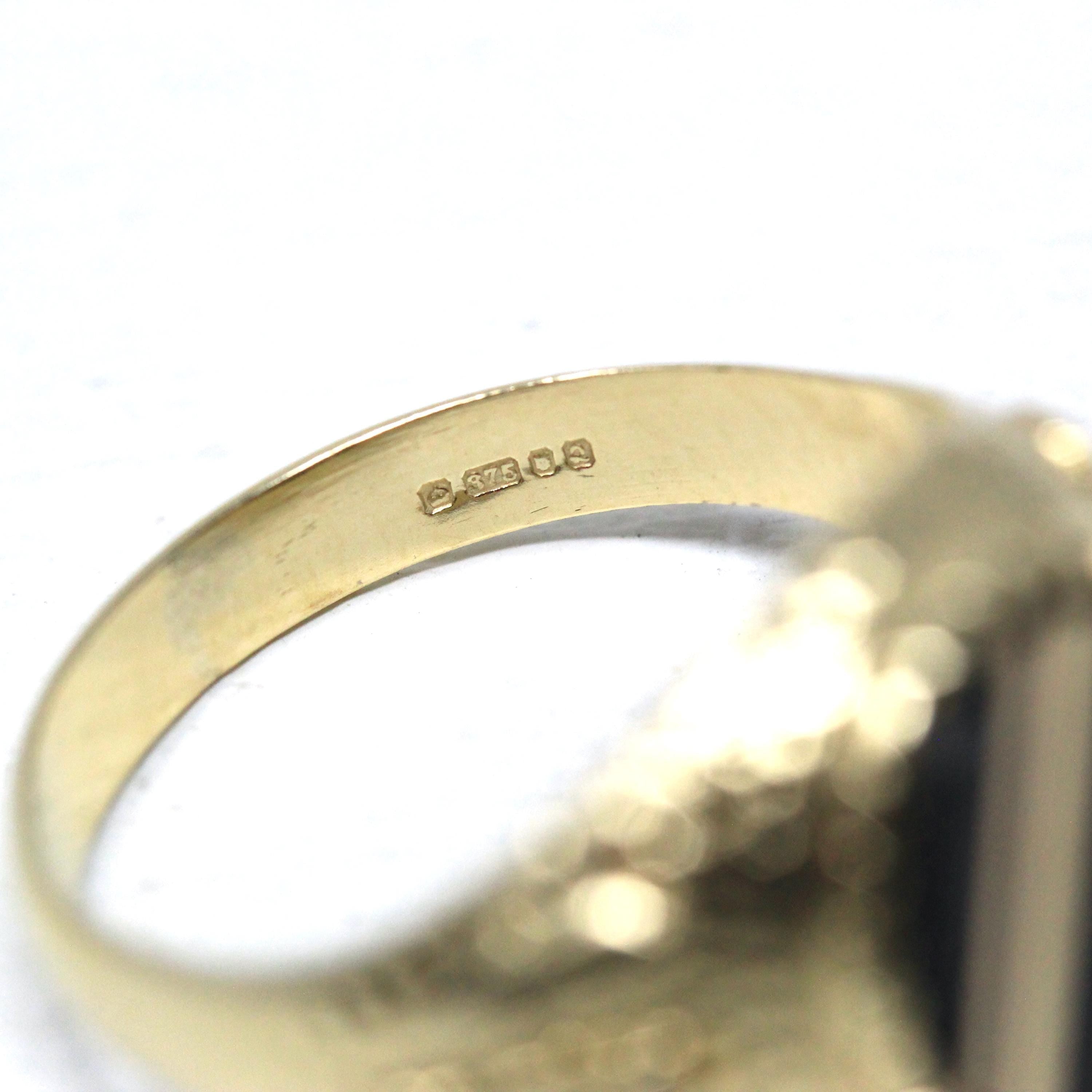 Onyx Signet Ring - English 9k Yellow Gold Oval Black Chalcedony Gem - Size 9 3/4 Hallmarked 1989 Unisex Statement Fine Diagonal Line Jewelry