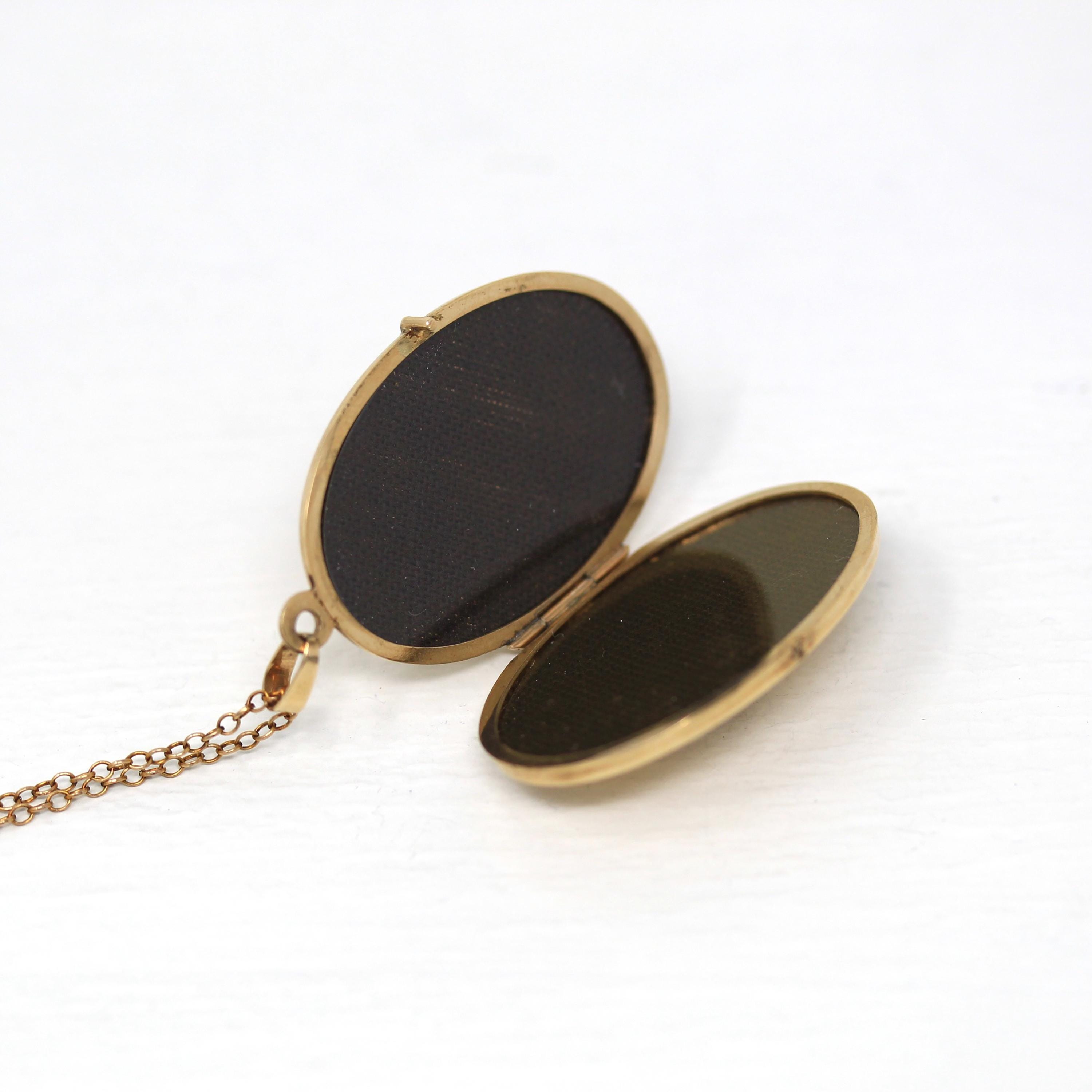 Vintage Sapphire Locket - Retro Era 9k Yellow Gold Oval Natural Blue Corundum Cabochon Gemstone - Circa 1980s Keepsake Photo Fine Jewelry