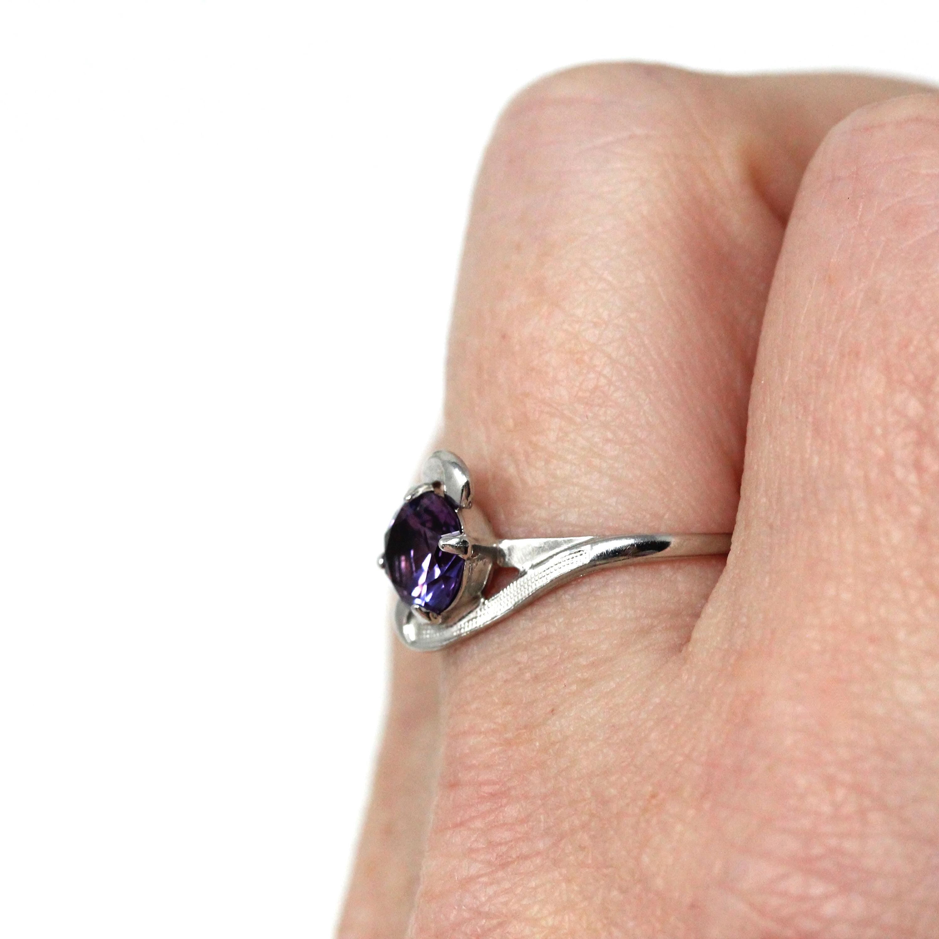 Retro Bypass Ring - Vintage 10k White Gold Purple Pink Created Color Change Sapphire Gemstone Swirl - Circa 1960s Era Size 5.75 Fine Jewelry