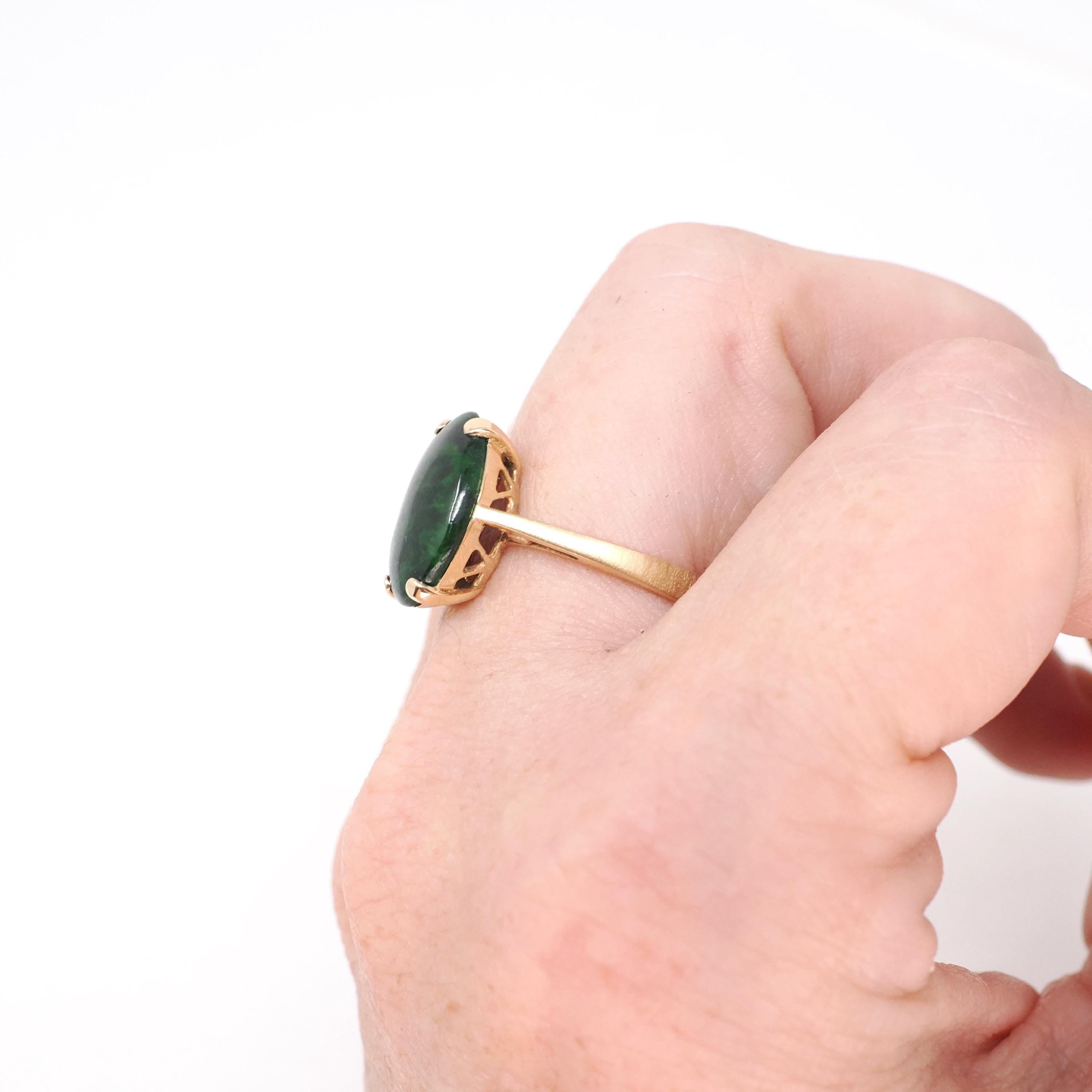Maw Sit-Sit Ring - Estate 14k Yellow Gold Oval Dark Mottled Green Prong Solitaire - Contemporary Circa 1990s Size 6 Statement Fine Jewelry