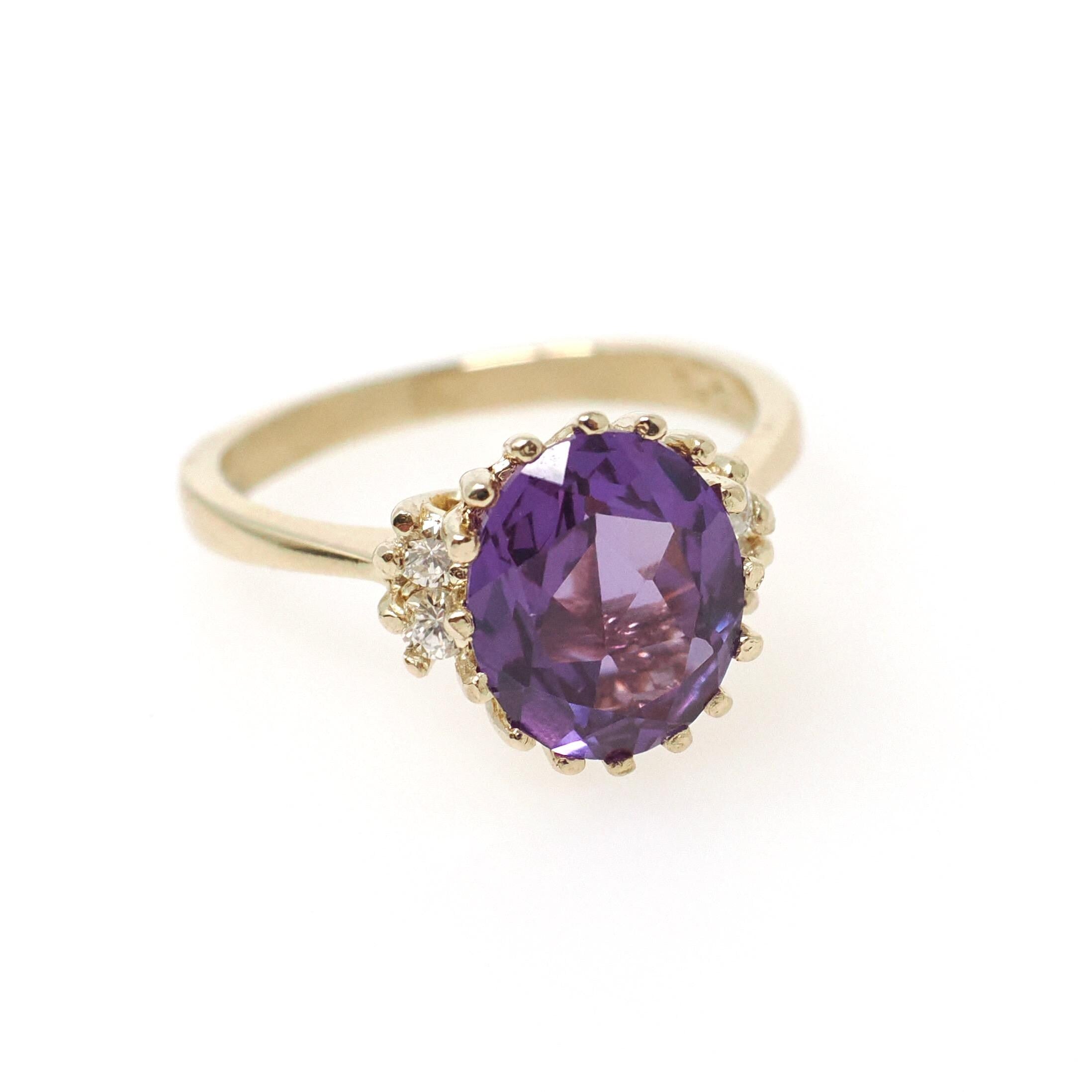 Created Color Change Sapphire Ring - Contemporary 14k Yellow Purple Gem & .12 CTW Diamond Accents - Circa 1990s Era Size 6 1/4 Fine Jewelry