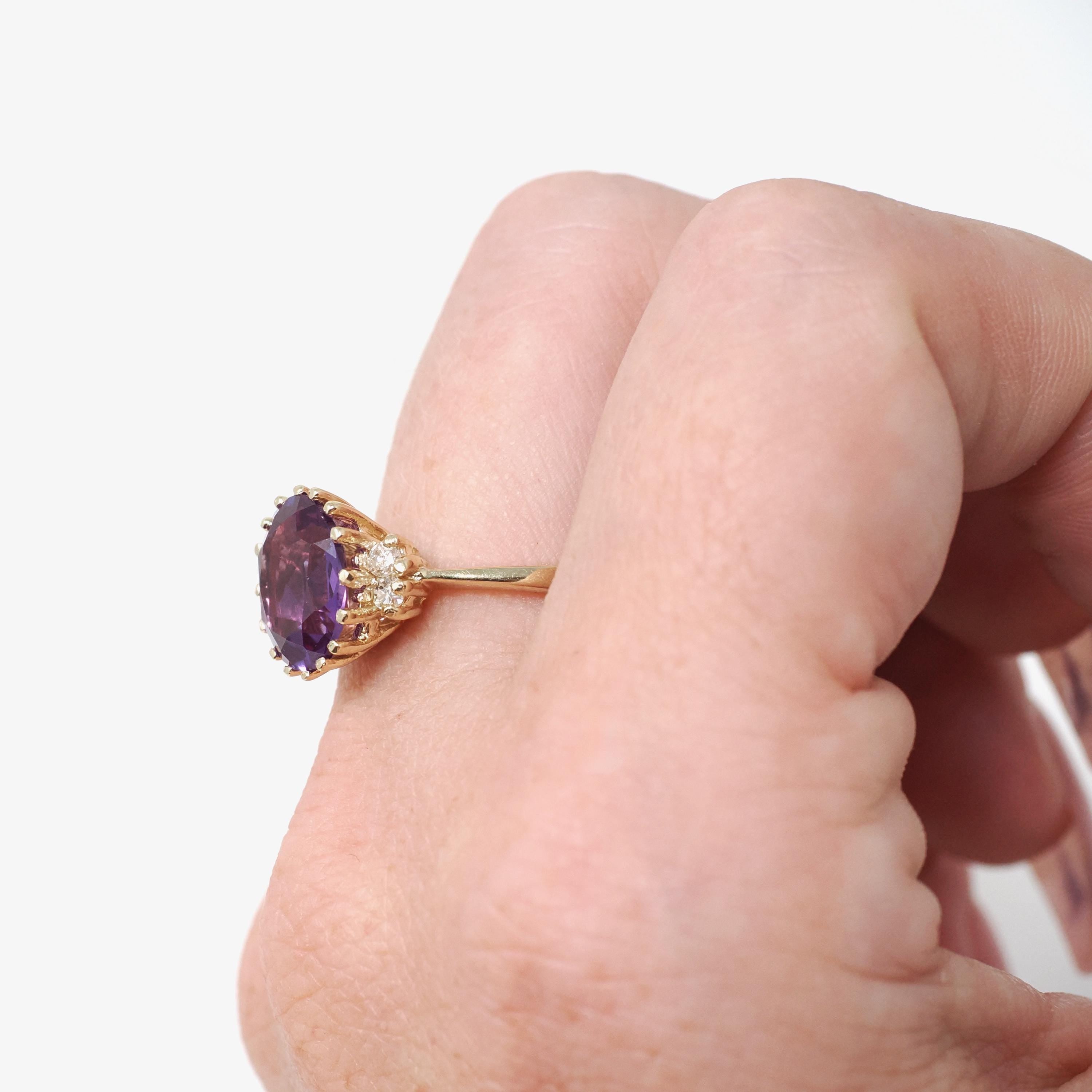 Created Color Change Sapphire Ring - Contemporary 14k Yellow Purple Gem & .12 CTW Diamond Accents - Circa 1990s Era Size 6 1/4 Fine Jewelry