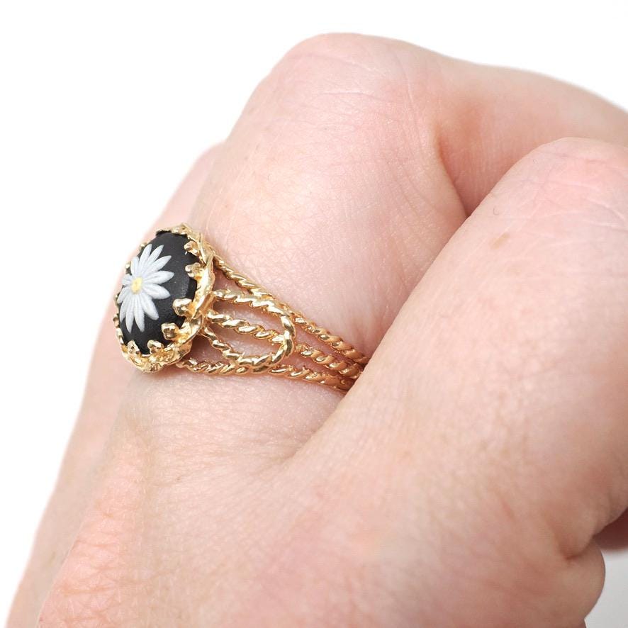 Wedgwood Daisy Ring - Modernist 14k Yellow Gold Round Black Porcelain Jasperware Flower Cameo - Circa 1970s Size 7 Fine Twisted Rope Jewelry