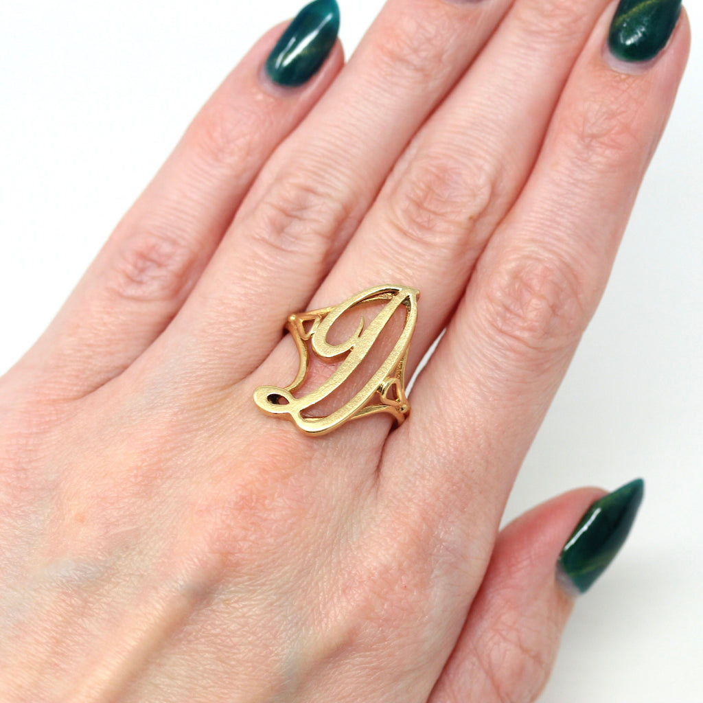 Letter "D" Ring - Estate 14k Yellow Gold Cursive Initial Name Statement - Modern Circa 1990s Era Size 7 3/4 Brushed Finish Fine 90s Jewelry