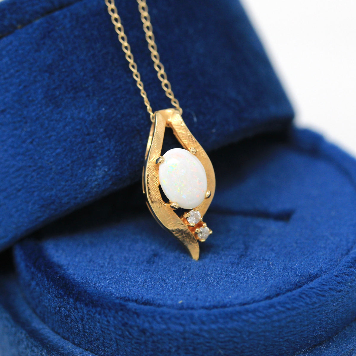 Ordene Collar De Mujer Agistas En Corte Redondo 0.15 Quilates 9k Oro Blanco Zafiro Amarillo